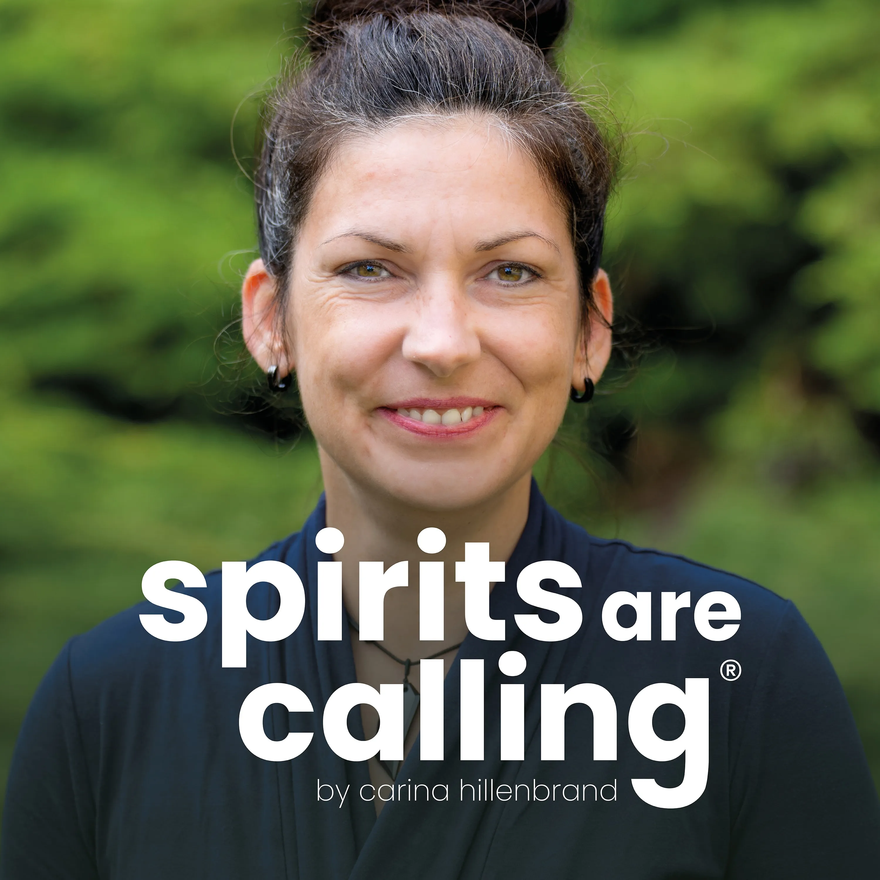 Porträt von Carina Hillenbrand vor grünem Hintergrund, Cover von spirits are calling